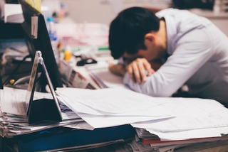 現場の"がんばり"に頼りすぎていませんか？本部の指示が生む、見えない負担